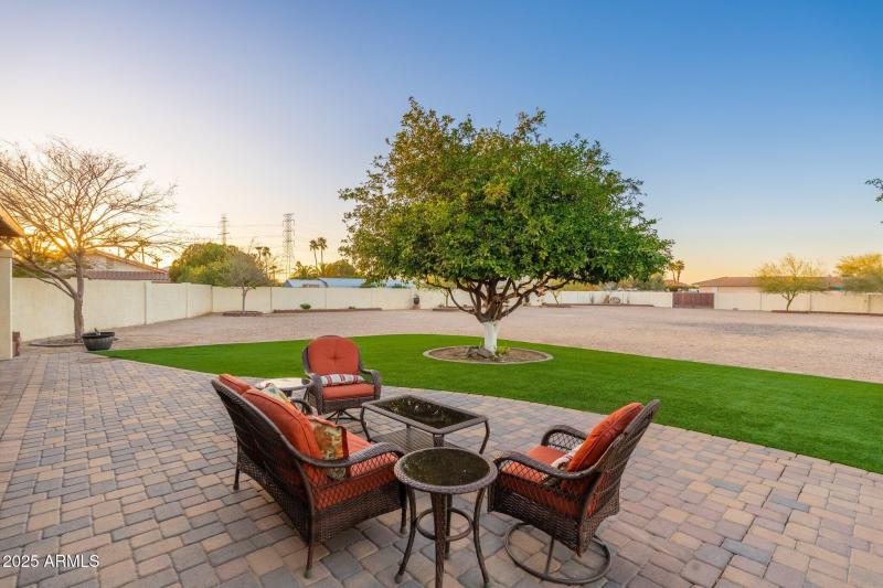 11138 W Hatcher Rd - 32