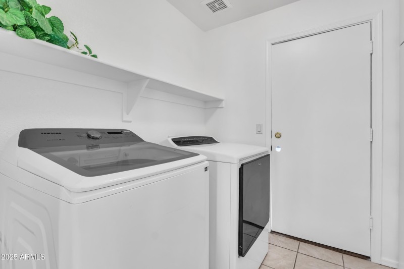 INSIDE LAUNDRY ROOM W/BLT-IN CABS.