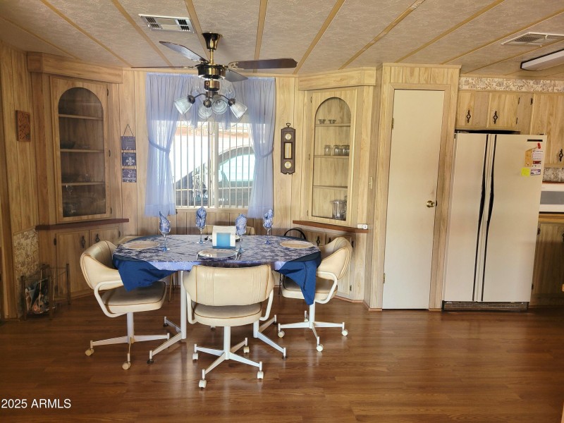 DINNING ROM WITH HUTCHES