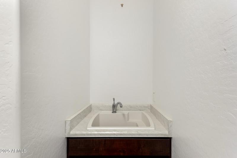 17987 W Redwood_Laundry