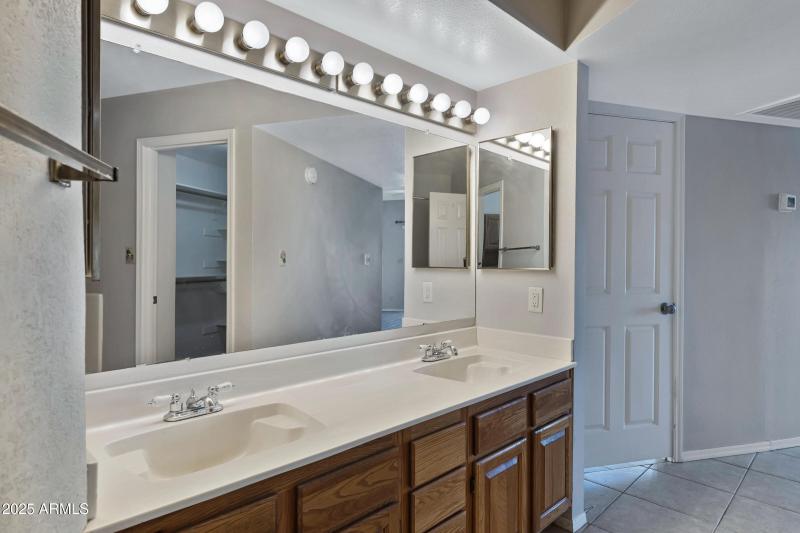 792 W El Monte Pl-23