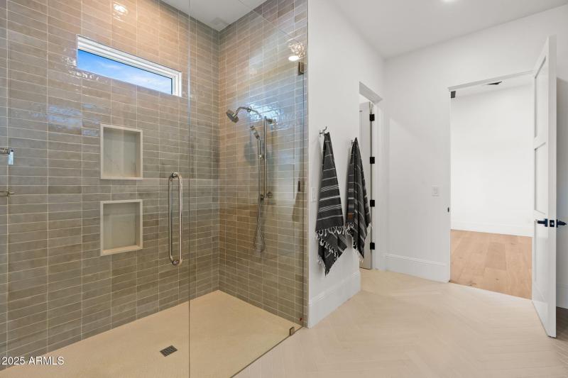 39-web-or-mls-10809-n-82nd-pl