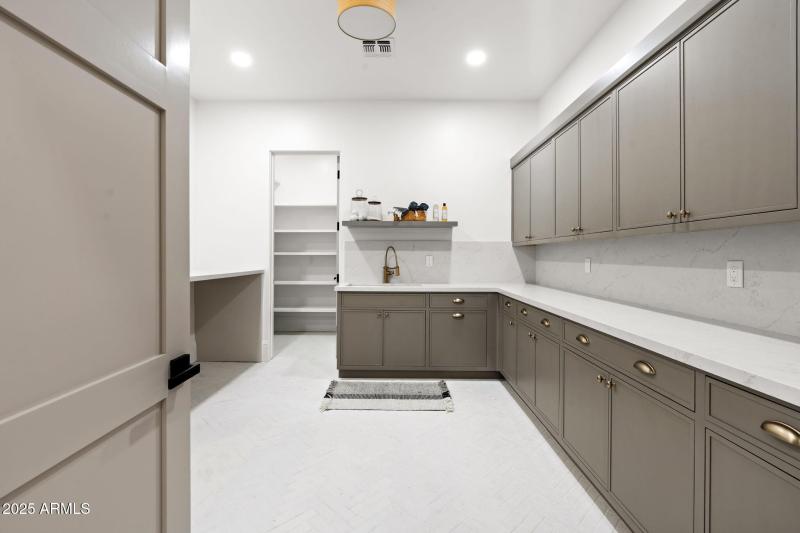 44-web-or-mls-10809-n-82nd-pl