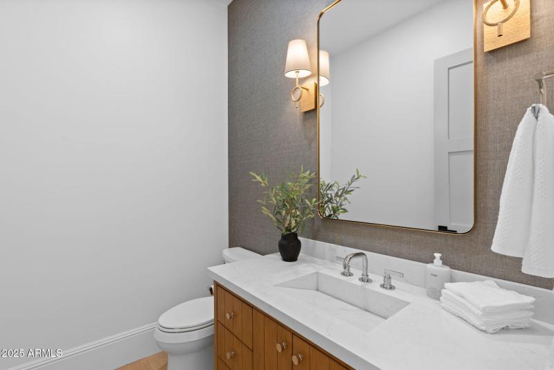 47-web-or-mls-10809-n-82nd-pl