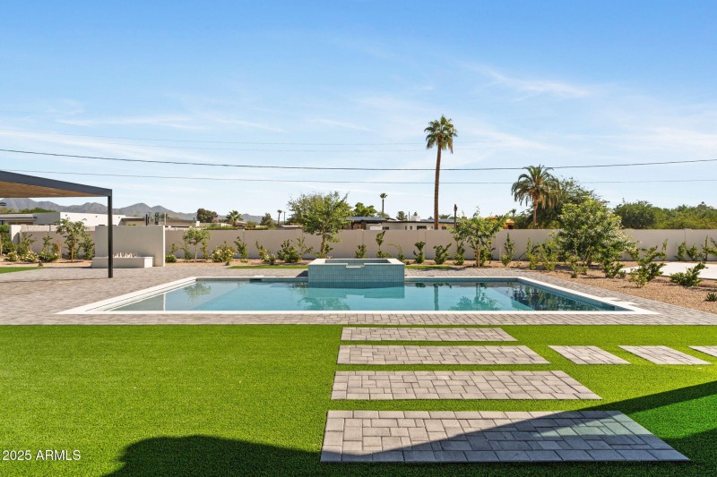 49-web-or-mls-10809-n-82nd-pl