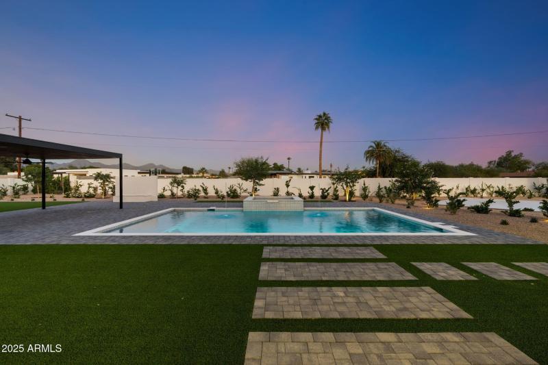 63-web-or-mls-10809-n-82nd-pl