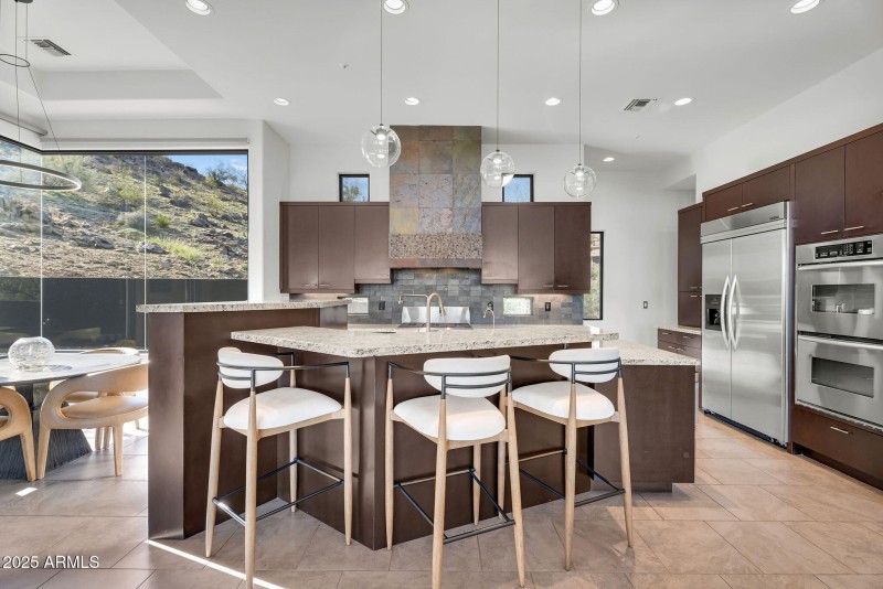 Gourmet kitchen w/Island