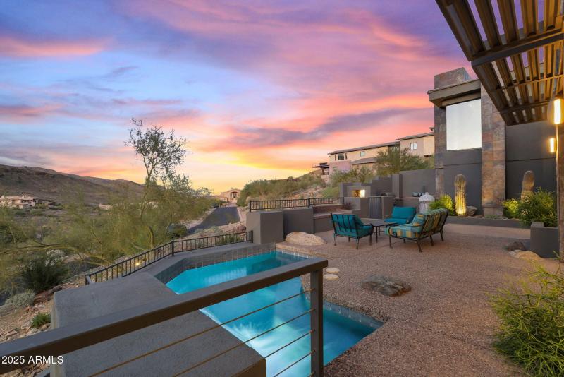 Enjoy entertaining w/beautiful sunsets