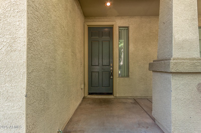 Covered entry & front porch!