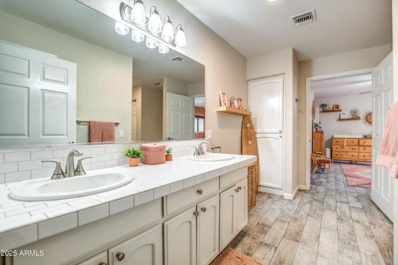 Oversized Jack & Jill Bath