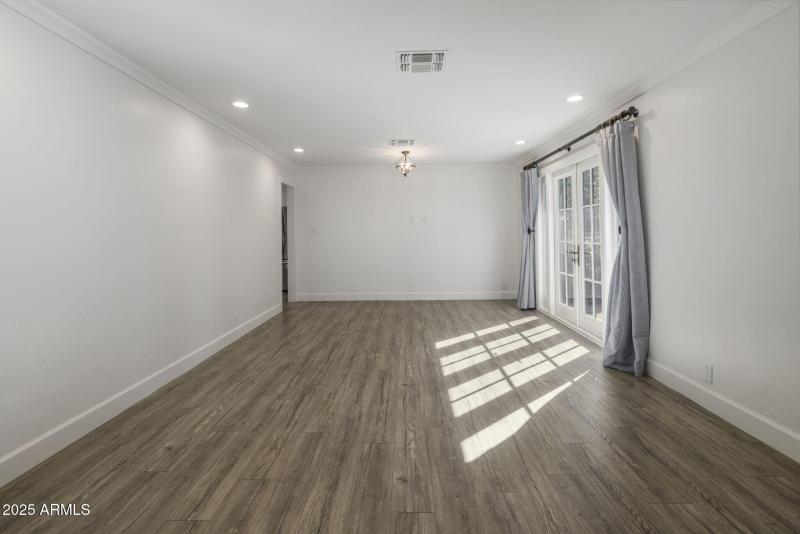 12-weLiving roomb-or-mls-IMG_0855