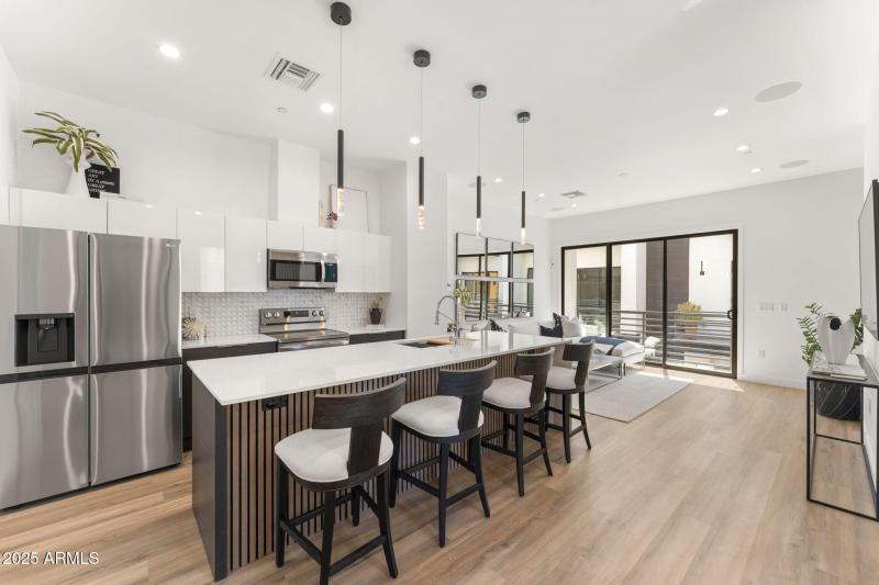 Kitchen w/ oversized island