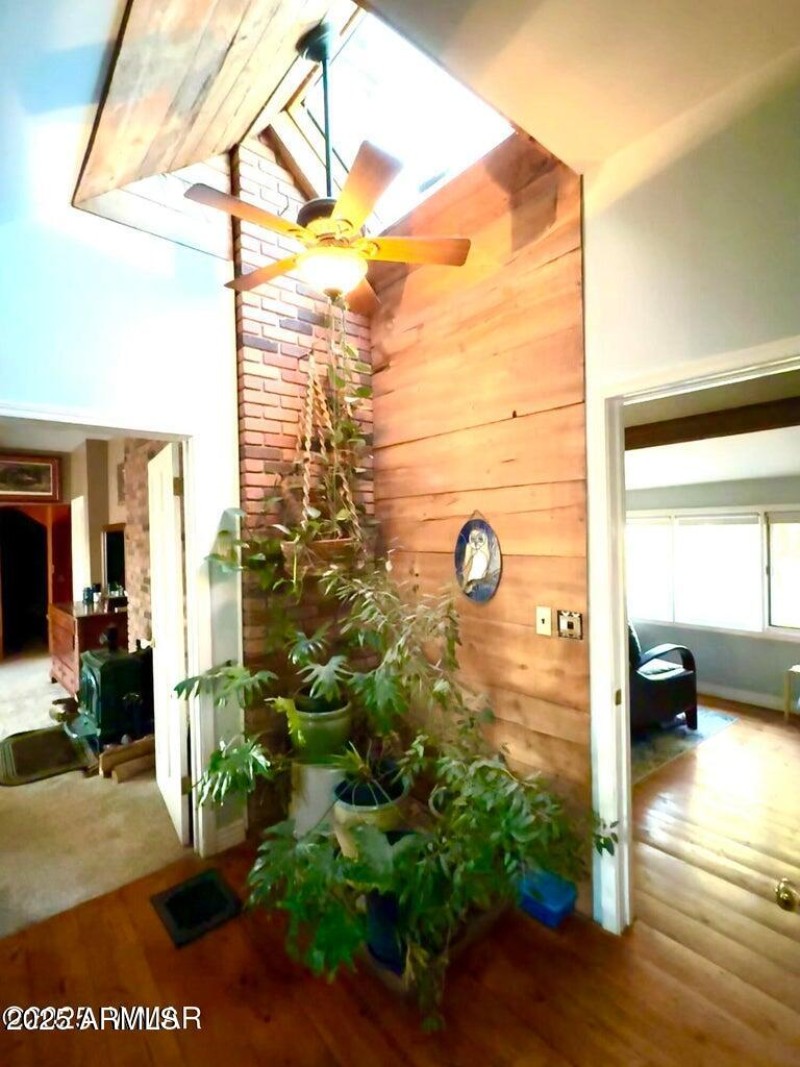 Atrium with electric roof hatch