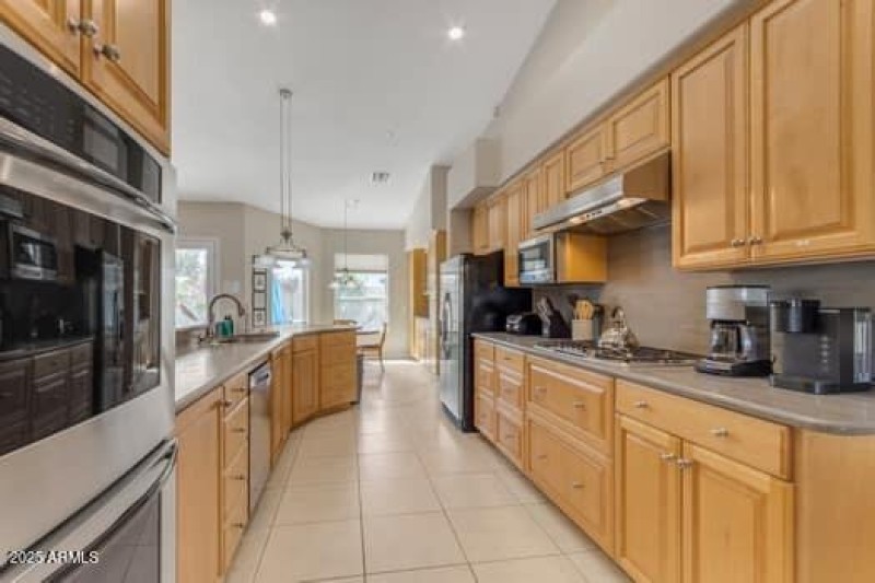 large-752c75c8-4a67-4a88-b4bd-33a9696e91