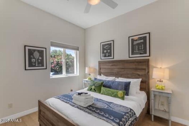 large-6d6dca8e-d6a3-4072-8298-19319c1ca9