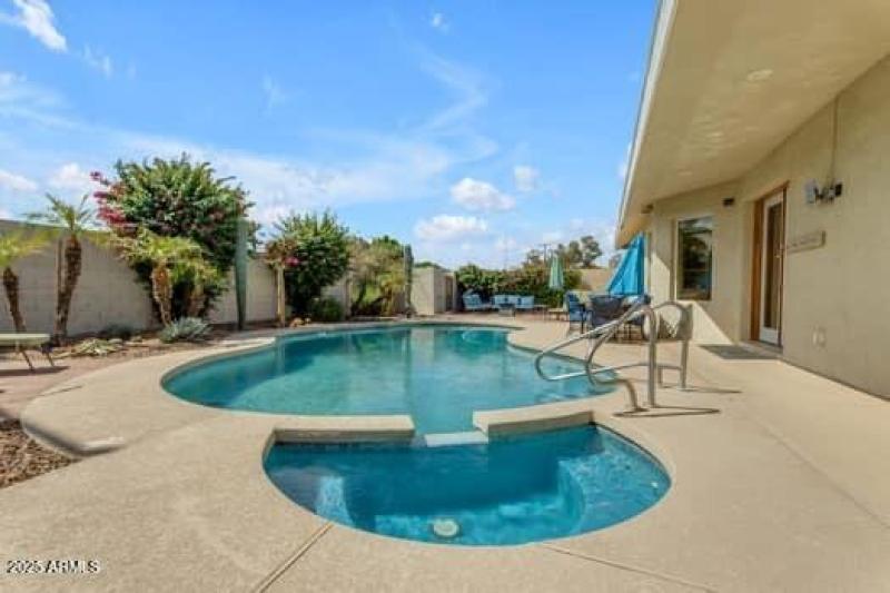 large-557cf9b5-48a5-4211-89d1-13ed5371f6