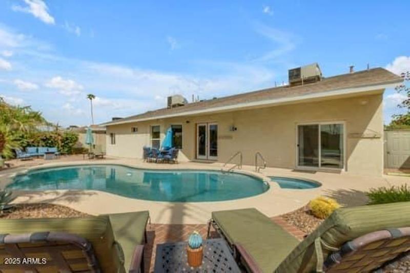 large-666b799a-f6db-4609-8de4-e81d3863d1