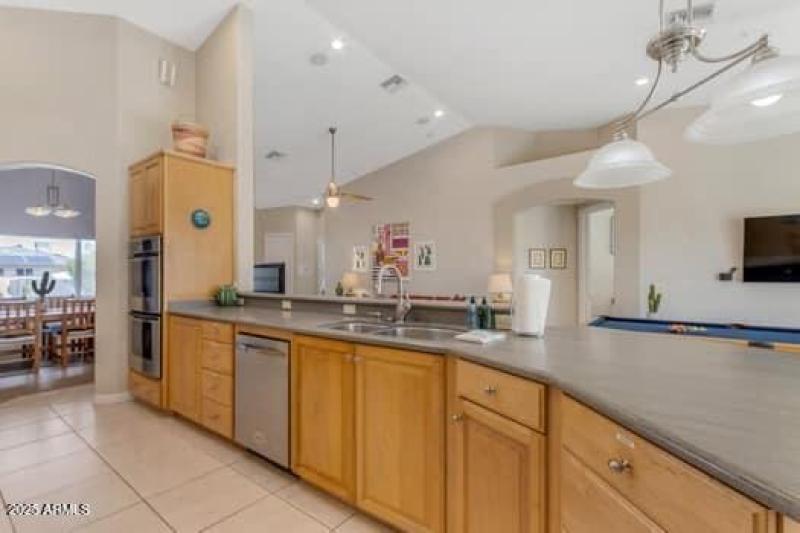 large-ffa2168a-9b77-4d7d-9ad4-1c3882a011