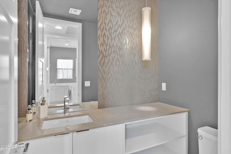 10929 E North Ln MLS-133