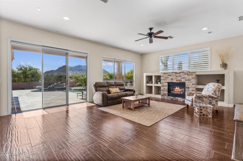 18-web-or-mls-_A749813