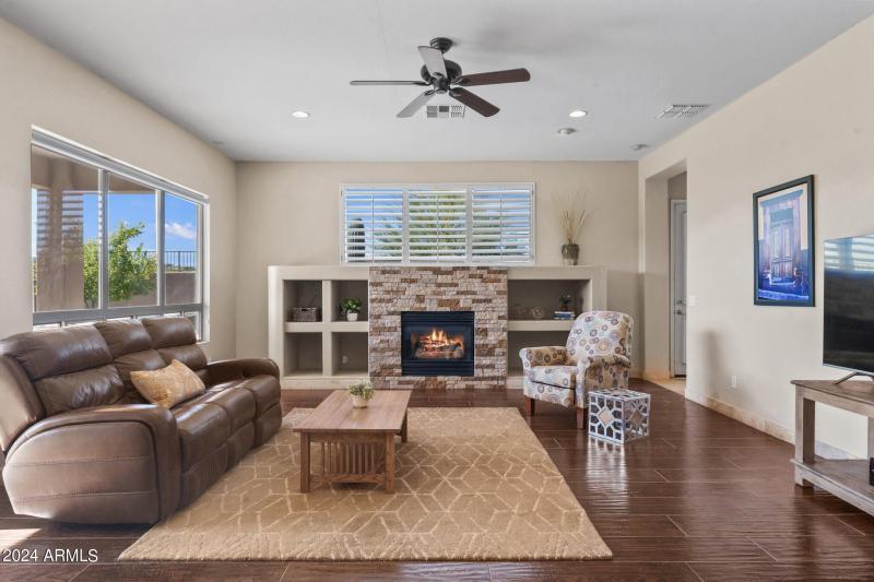 19-web-or-mls-_A749807