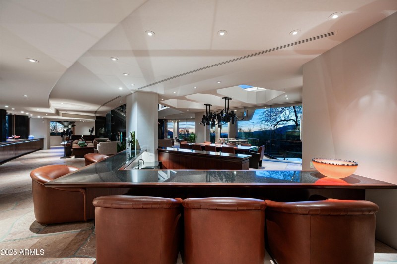 Wet bar entertaining area