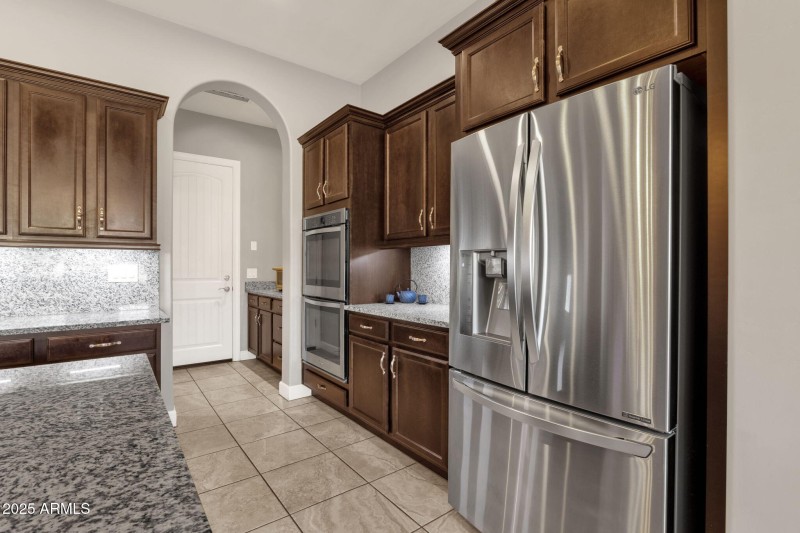 Kitchen w/build in oven