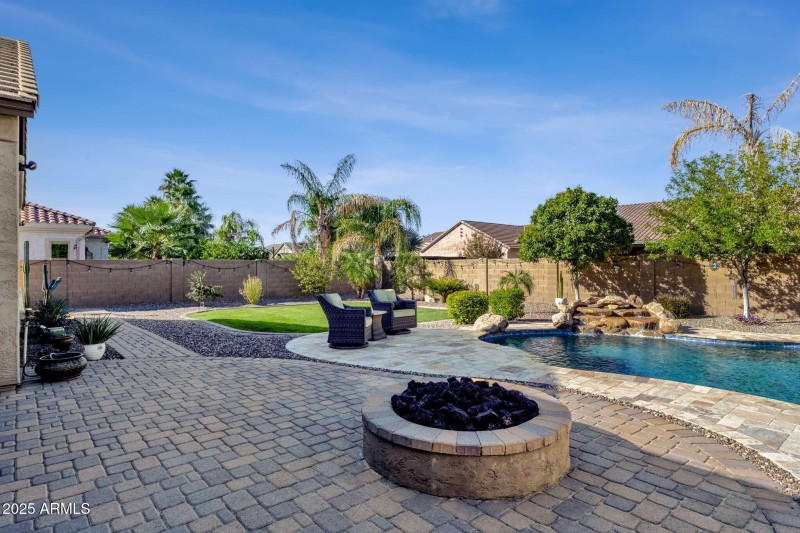 Patio w/ firepit