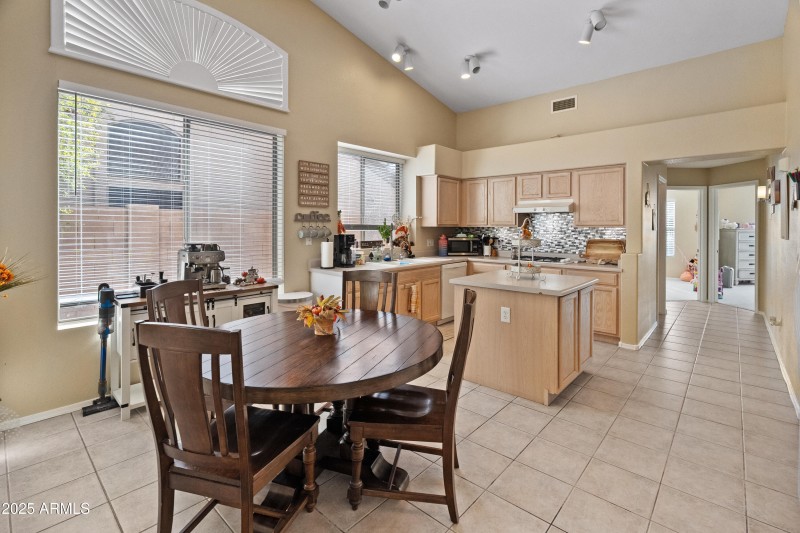 eat in kitchen with island