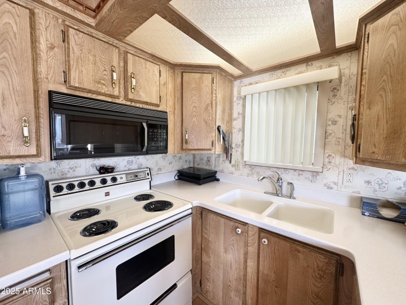 FULL SIZE STOVE/MICROWAVE