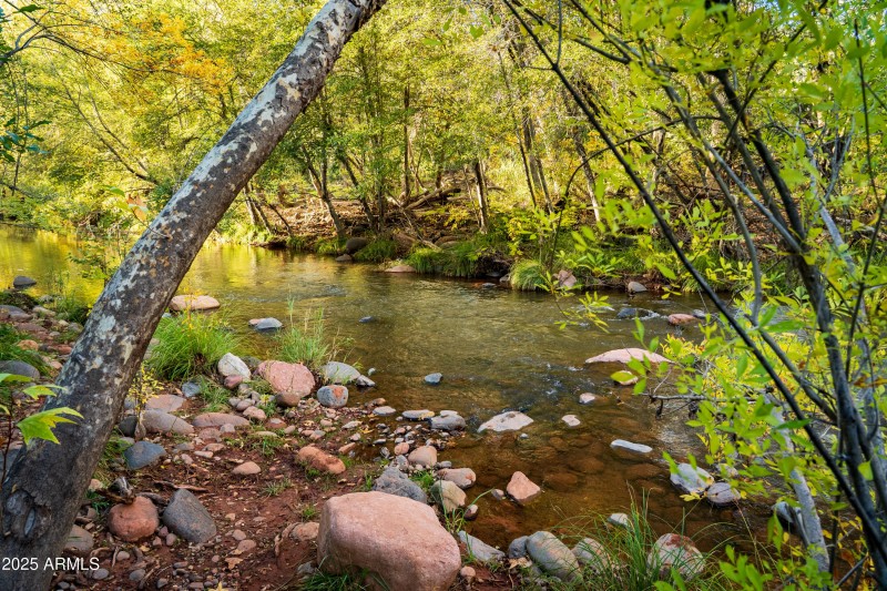 5-MINUTE HIKE TO THE CREEK