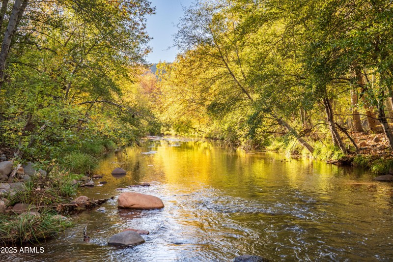5-MINUTE HIKE TO OAK CREEK