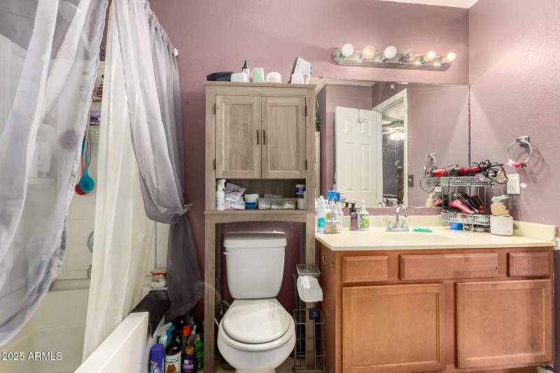 Tub/Shower Combo Bathroom
