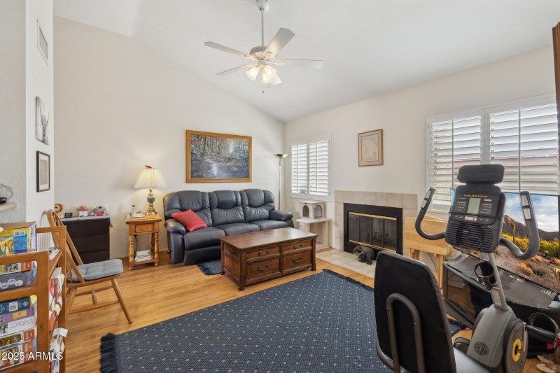 14-web-or-mls-9125-e-captain-dreyfus-ave