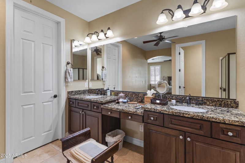 Primary bethroom w walk in closet