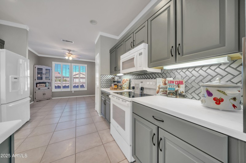 BEAUTIFUL SUBWAY TILE BACKSPLASH