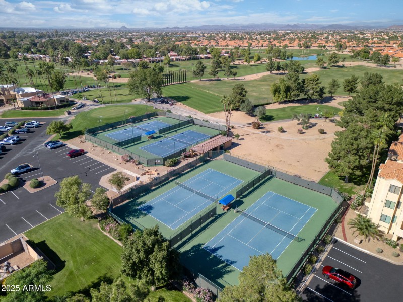 TENNIS & PICKLEBALL COURTS