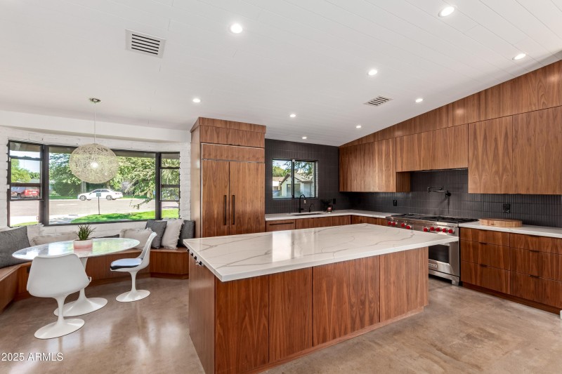Kitchen & dining built-in