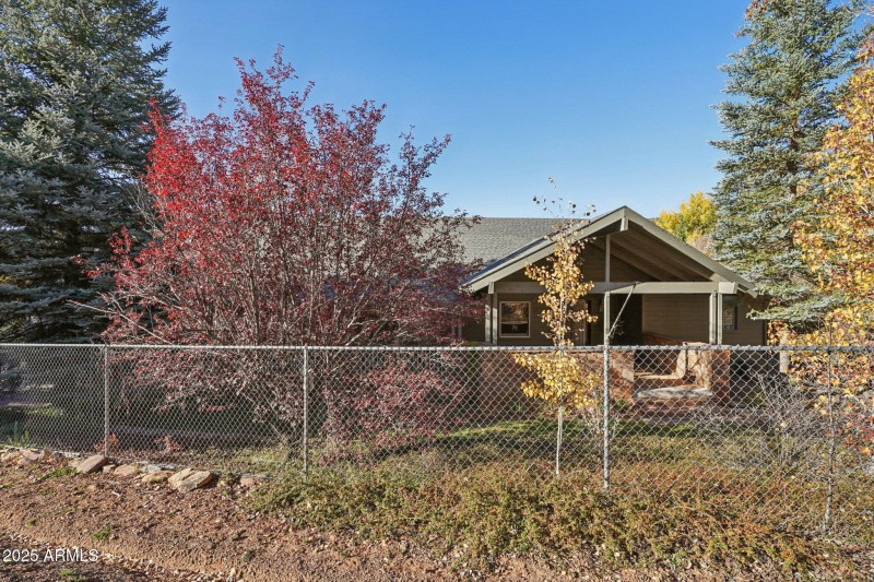 3-web-or-mls-Bonnie Brae Dr-S0811-003