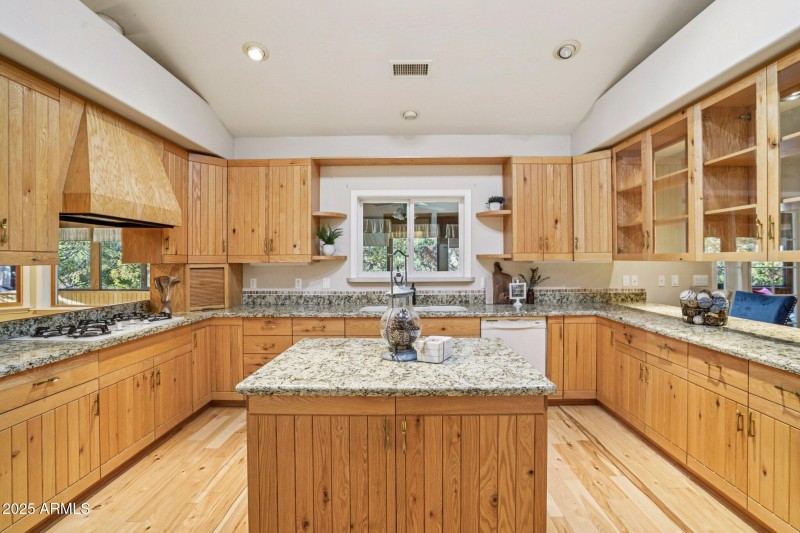 25-web-or-mls-Bonnie Brae Dr-S0811-025