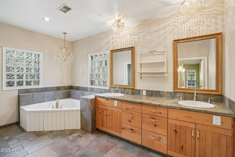 33-web-or-mls-Bonnie Brae Dr-S0811-033