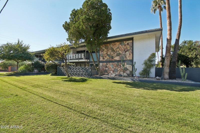 1-web-or-mls-N 20th St 201-S1011-001