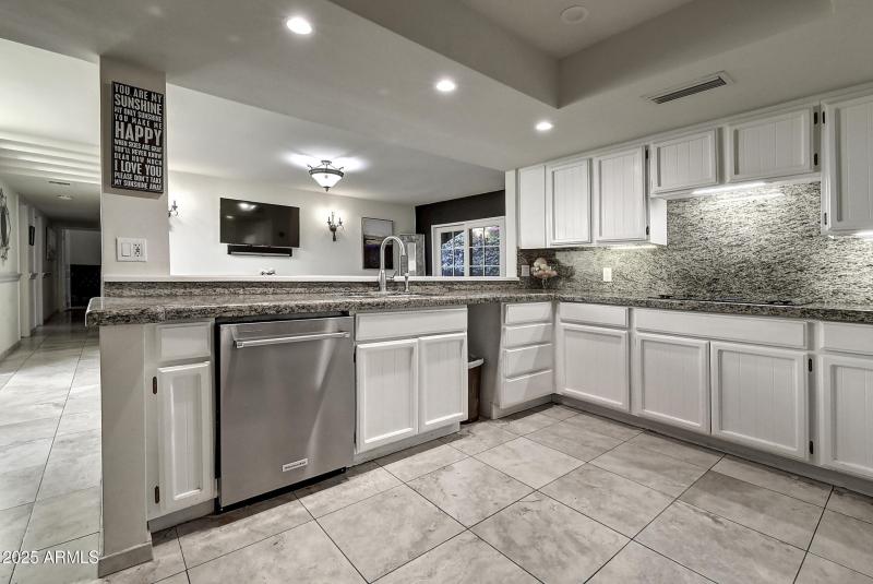 3050E Marlette Ave (32)