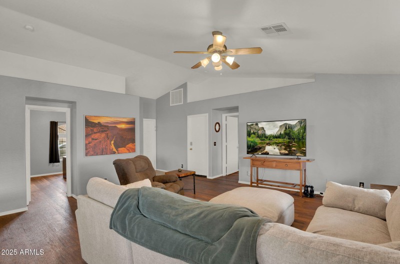 6-web-or-mls-3058 E Erie St-5