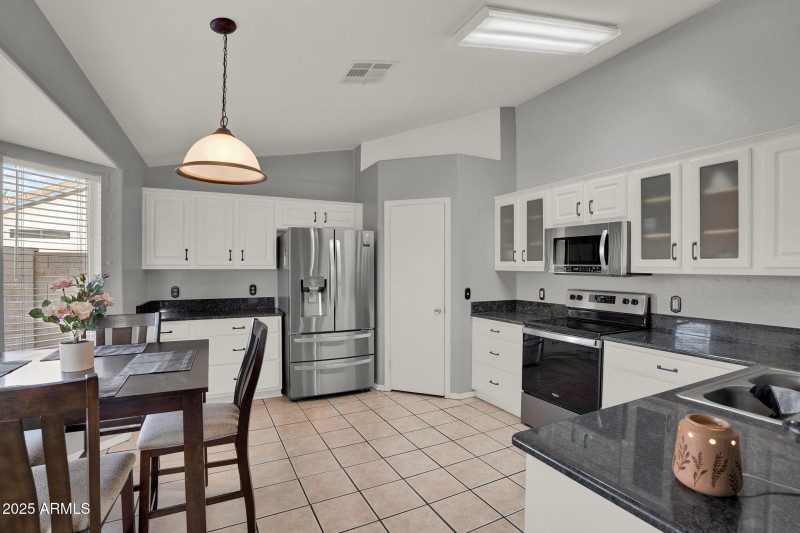 11-web-or-mls-3058 E Erie St-9