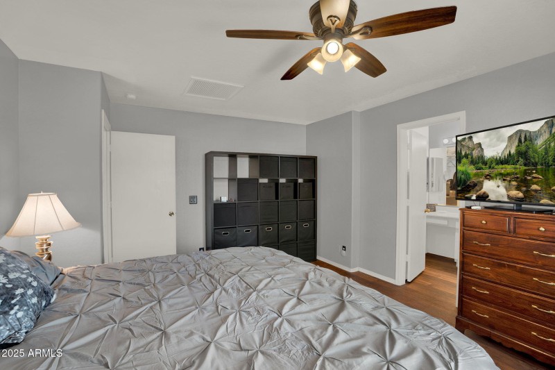 18-web-or-mls-3058 E Erie St-17