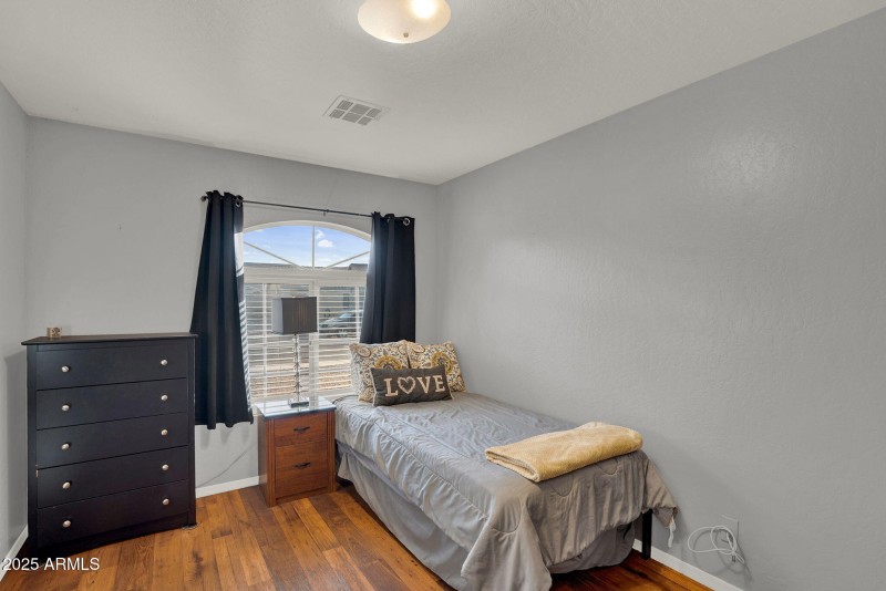 24-web-or-mls-3058 E Erie St-24