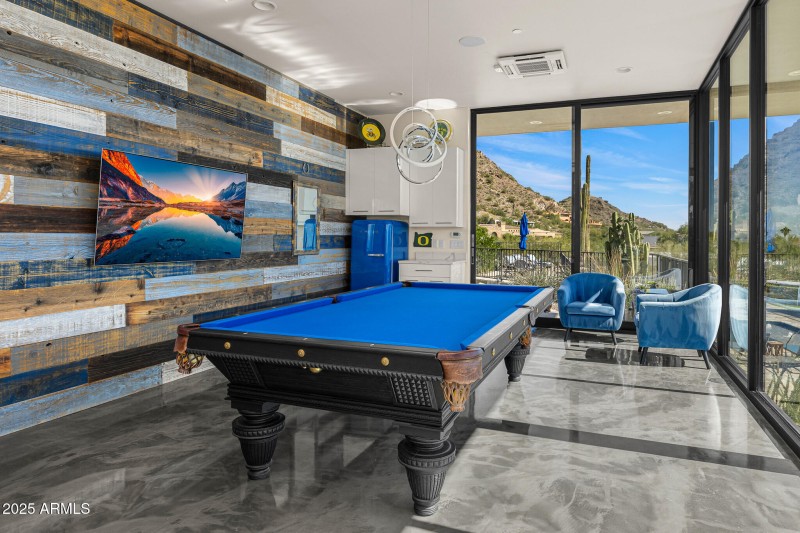 33pool room lounge