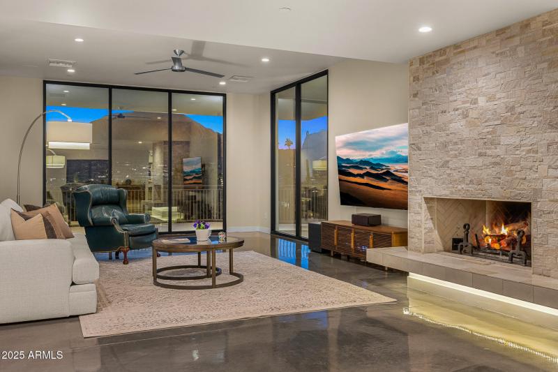 53living room_twilight