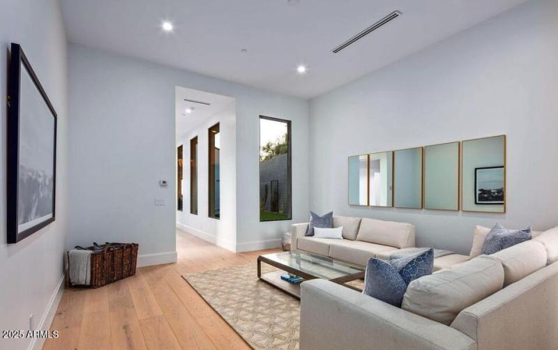 Guest Suite Sitting Area